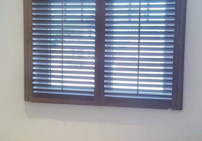 Shutter im Bad, Klappanlage mit umlaufenden Rahmen