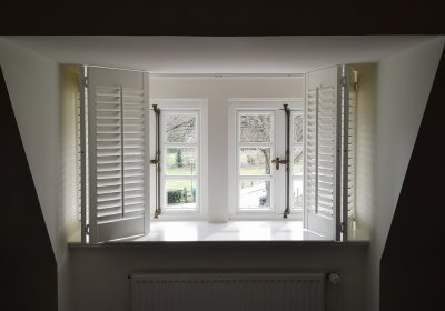 Falt- Klappanlage in der Fensternische leicht geöffnet