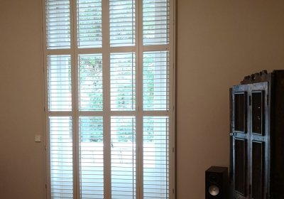 Shutter im Wohnzimmer, Falt-Klappanlage ca. 350cm hoch mit versetzen Schubstangen